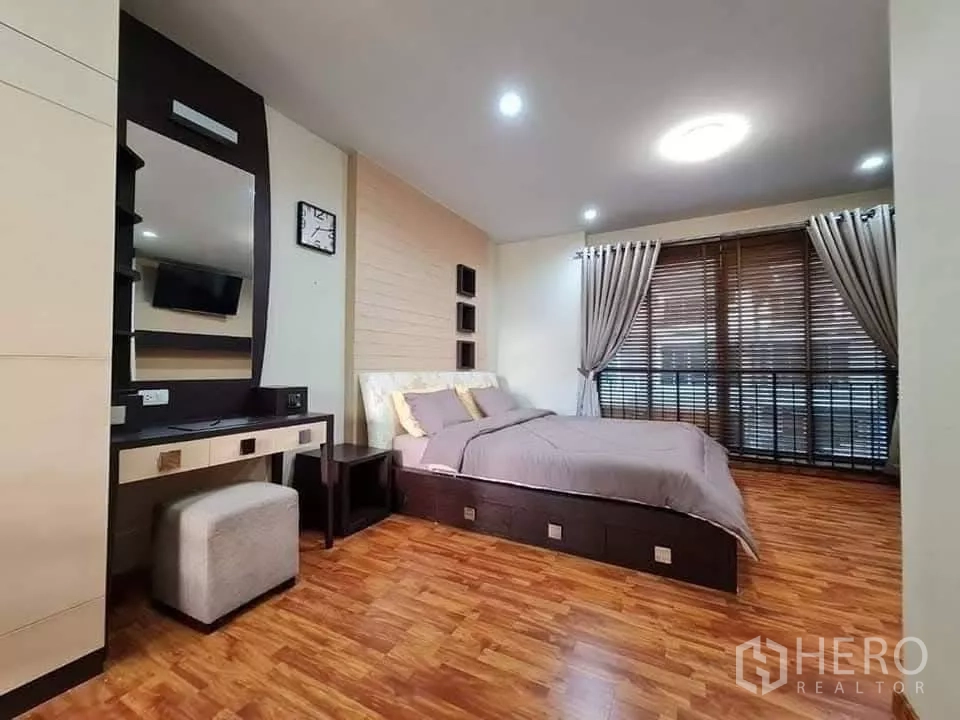 ทาวน์เฮาส์ ให้เช่าในKhlong Toei, Bangkok - อีกมุมของห้องนอนใหญ่ มีโต๊ะเครื่องแป้ง กระจกบานใหญ่ และหน้าต่างเต็มผนัง