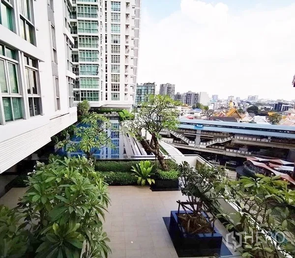 公寓 出租在Khlong Toei, Bangkok - 公寓设施平台设景观花园与泳池，可见附近BTS轨道。