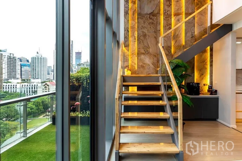 คอนโด ให้เช่าในWatthana, Bangkok - บันไดพร้อมไฟซ่อน ผนังลายหิน วิวเมืองจากหน้าต่างสูงจรดเพดานและระเบียง