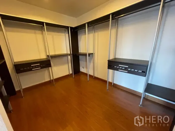 Condominium for rent in Watthana, Bangkok - Walk-in closet with open shelving, hanging rails and built-in drawers in the master suite.
