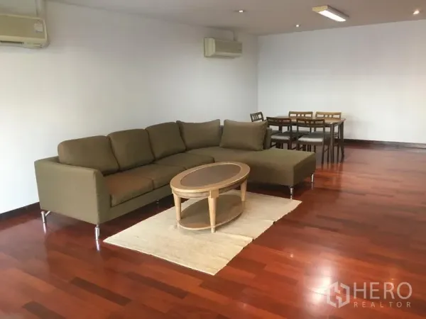 คอนโด ให้เช่าหรือขายในWatthana, Bangkok - ห้องนั่งเล่นกว้างพร้อมโซฟาเข้ามุม โต๊ะกลาง ทานอาหาร และพื้นไม้ขัดเงา มีแอร์แบบแยกส่วน