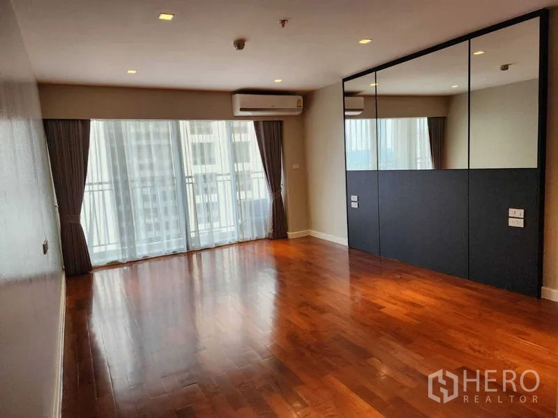 คอนโด ให้เช่าในSathon, Bangkok - ห้องนอนว่างขนาดใหญ่ ตู้บิวท์อินกระจก ประตูระเบียง และพื้นไม้