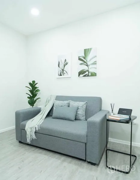 คอนโด ขายในWatthana, Bangkok - ห้องเอนกประสงค์พร้อมโซฟาสีเทาและโต๊ะข้าง