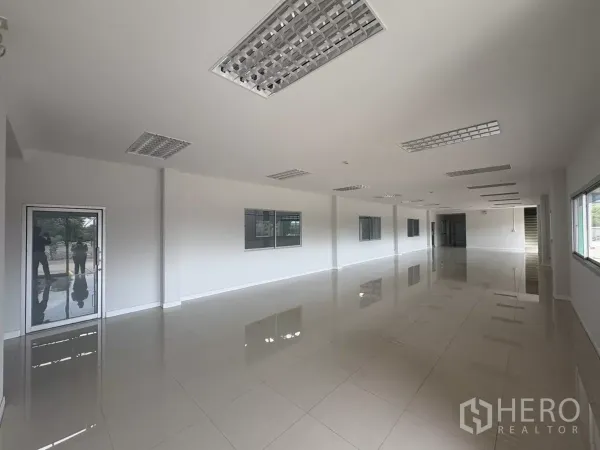 工厂 出租在Bang Phli, Samut Prakan - 宽敞明亮的开放式办公室，地砖与吊顶灯