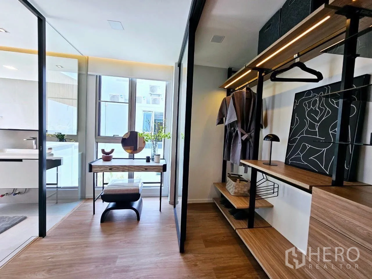 บ้าน ให้เช่าในSaphan Sung, Bangkok - โซนแต่งตัวพร้อมโต๊ะเครื่องแป้งและราวแขวนแบบเปิดข้างห้องน้ำ