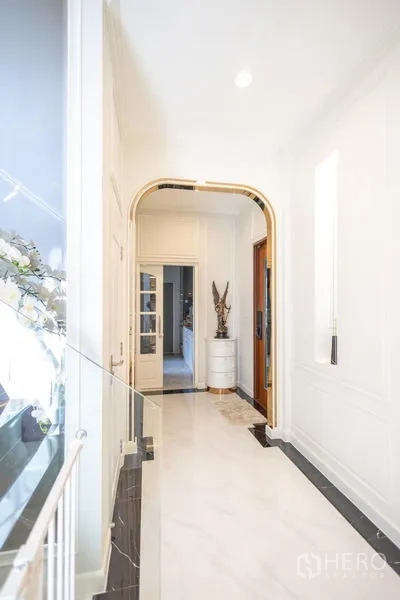 Detached House for sale in Pak Kret, Nonthaburi - Bright hallway with arched doorway, white walls and polished marble floor.