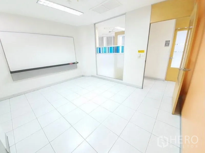 办公空间 出租在Bang Na, Bangkok - 明亮办公室，设白板、内窗与浅木色门。