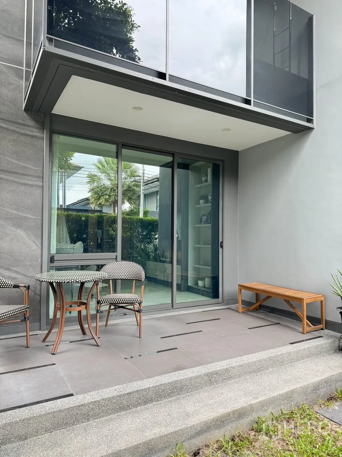 บ้านเดี่ยว for rent in Bang Kapi, Bangkok - เฉลียงส่วนตัว ประตูบานเลื่อน ชุดโต๊ะเก้าอี้กลางแจ้ง และขอบสนามหญ้า