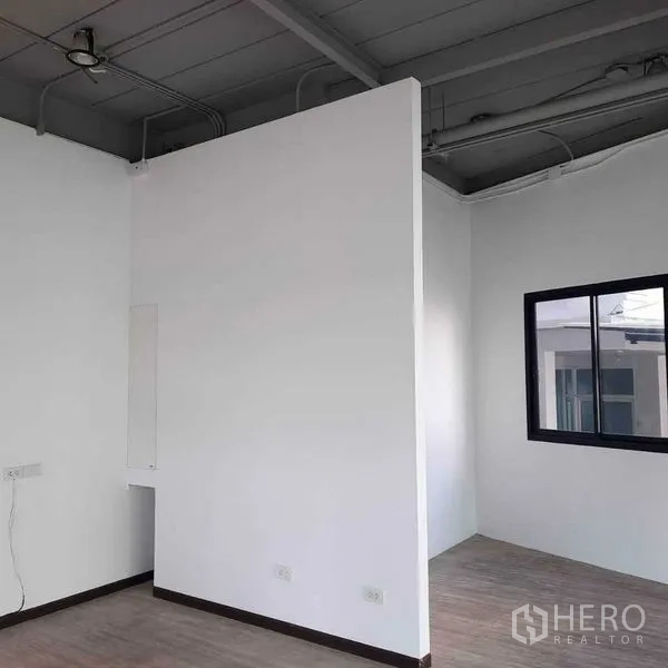 零售空间 出租在Lat Phrao, Bangkok - 开放式铺面内的隔间区，可作后勤或小型办公室。