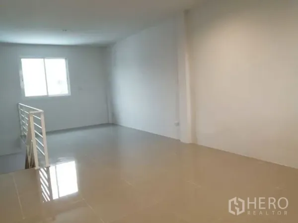 อาคารพาณิชย์ ให้เช่าในDin Daeng, Bangkok - พื้นที่ชั้นลอยรับแสงจากหน้าต่าง พื้นกระเบื้อง ใกล้บันได