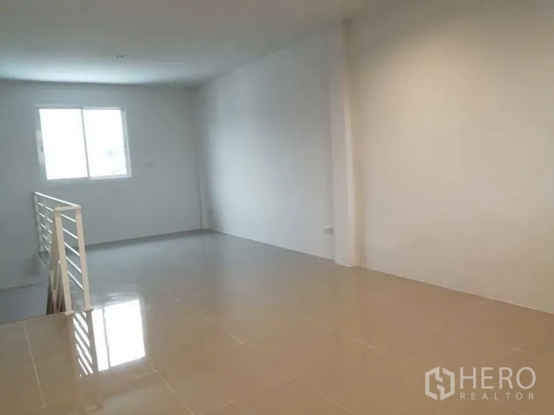 อาคารพาณิชย์ ให้เช่าในDin Daeng, Bangkok - พื้นที่ชั้นลอยรับแสงจากหน้าต่าง พื้นกระเบื้อง ใกล้บันได