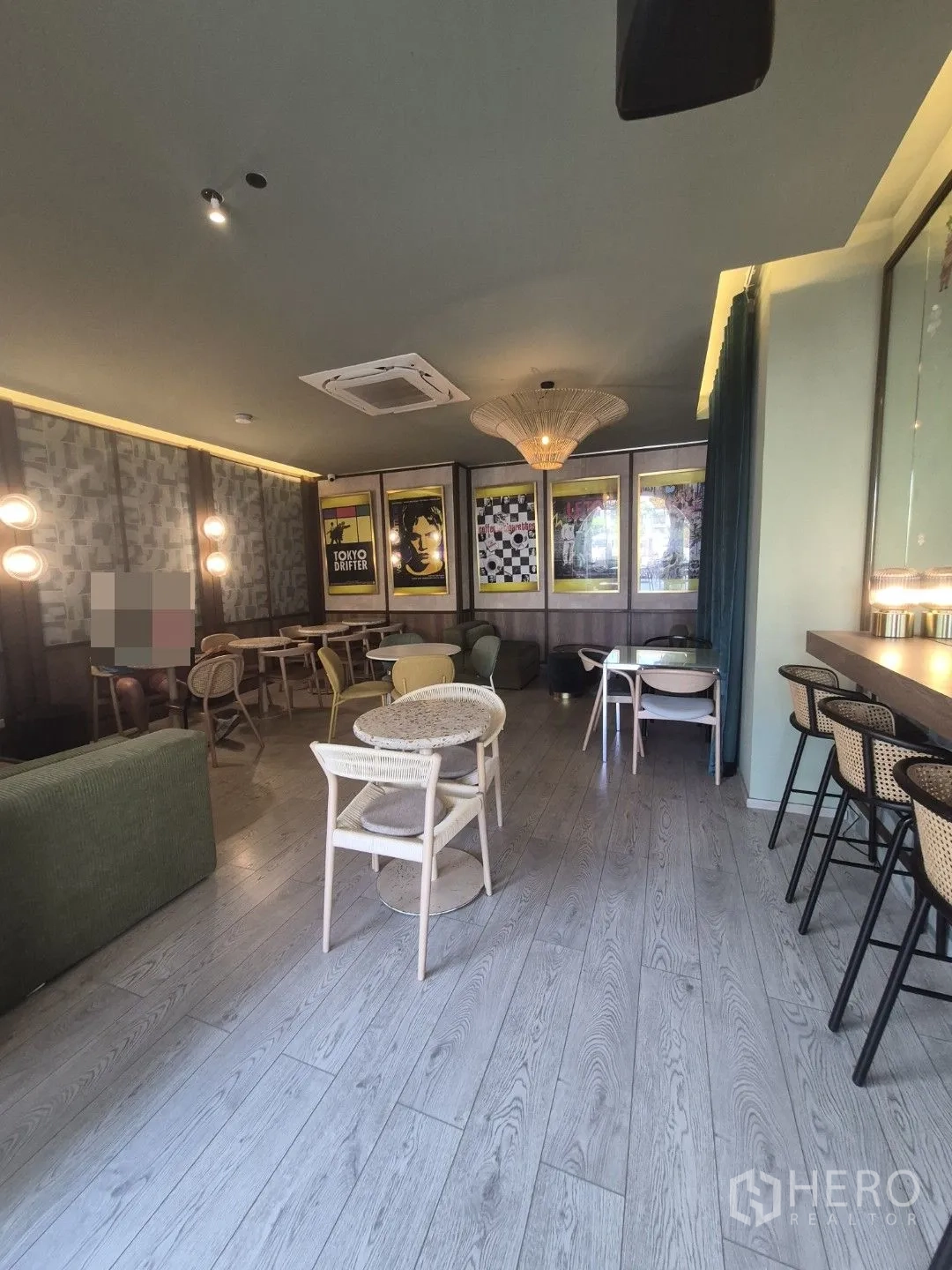 零售空间 for rent in Watthana, Bangkok - 开放式就座区，圆桌与吧台、木地板和暖色灯光。