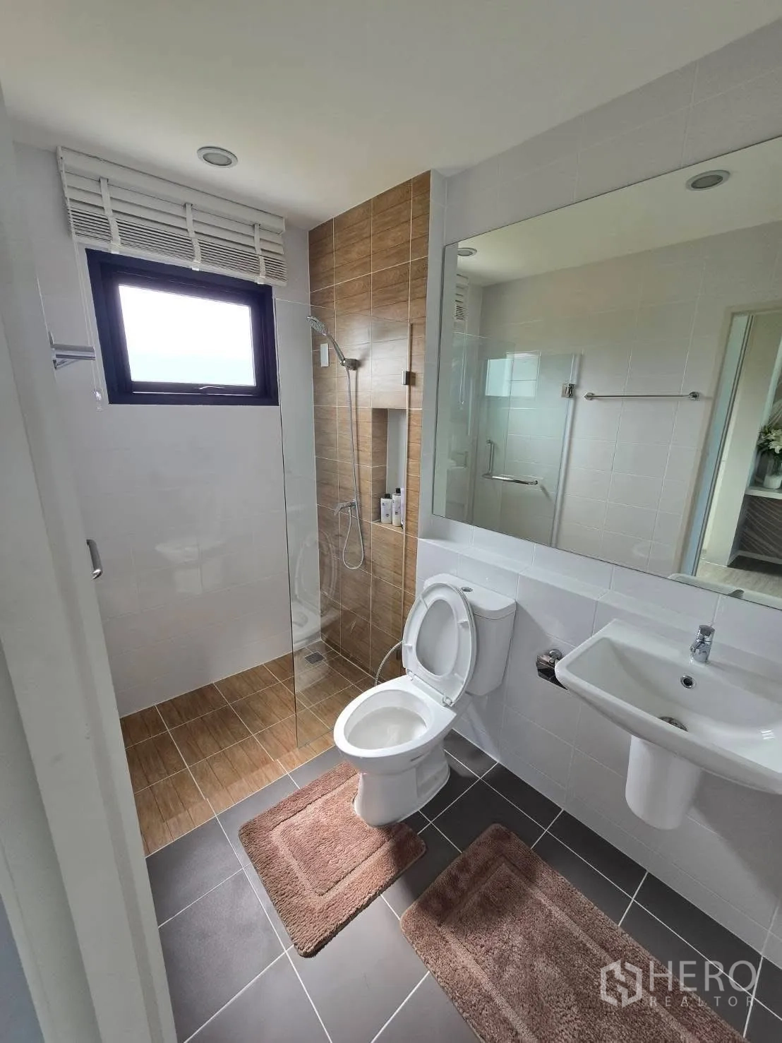 Semi-detached House for rent in Bang Phli, Samut Prakan - Bathroom with walk-in shower, window, toilet and pedestal sink.