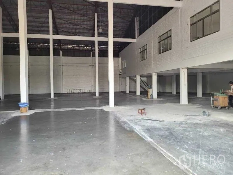 Warehouse for rent in Phra Khanong, Bangkok - Main hall with mezzanine offices, multiple pillars and smooth flooring