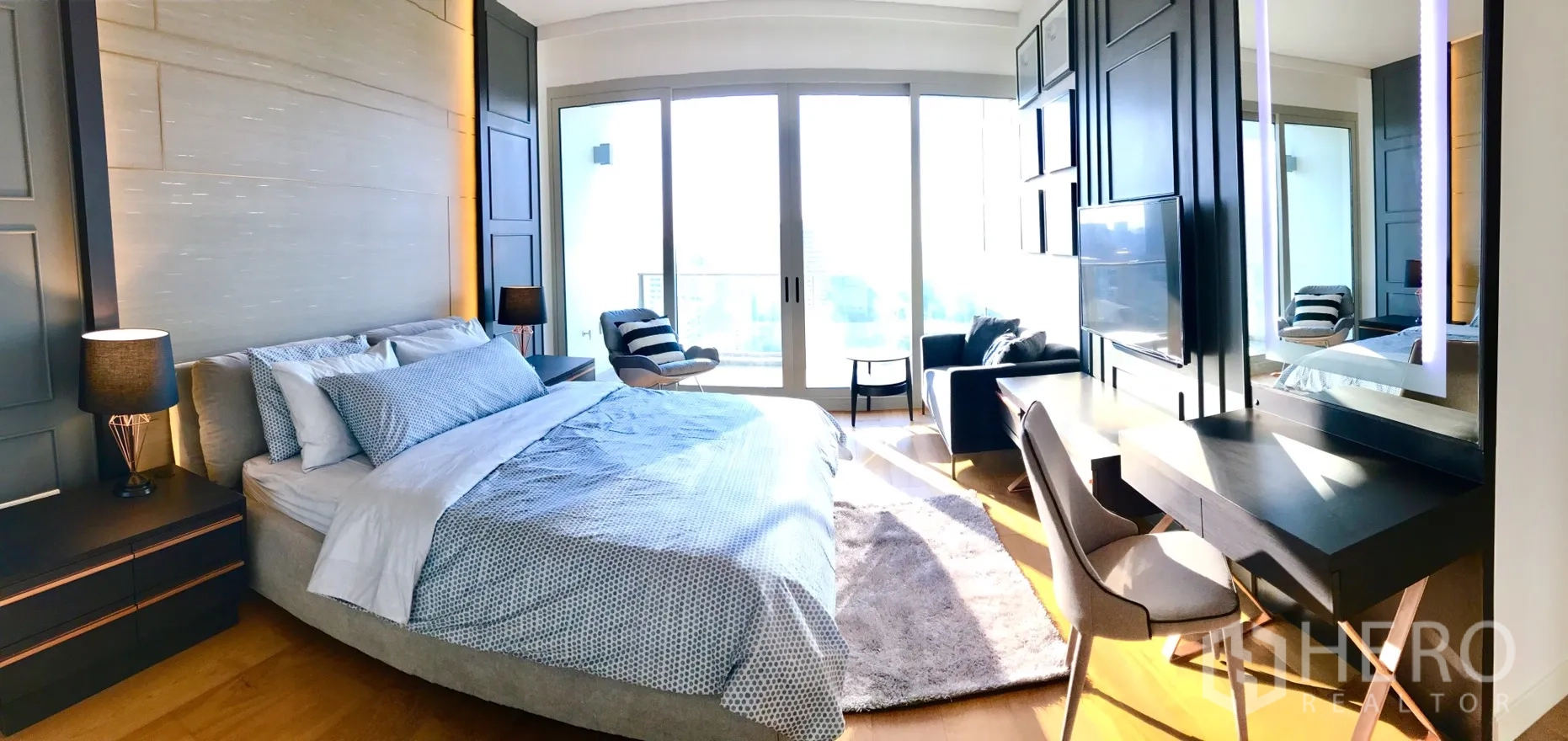 คอนโด ให้เช่าในPathum Wan, Bangkok - ห้องนอนสว่าง เชื่อมประตูระเบียง โต๊ะทำงาน และผนังตกแต่ง