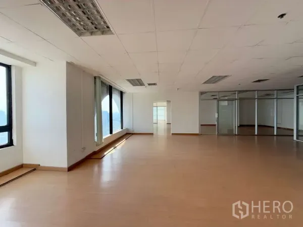 办公空间 出租在Chatuchak, Bangkok - 明亮开放式办公室，木质地板，大窗与玻璃隔间，位于乍都节。