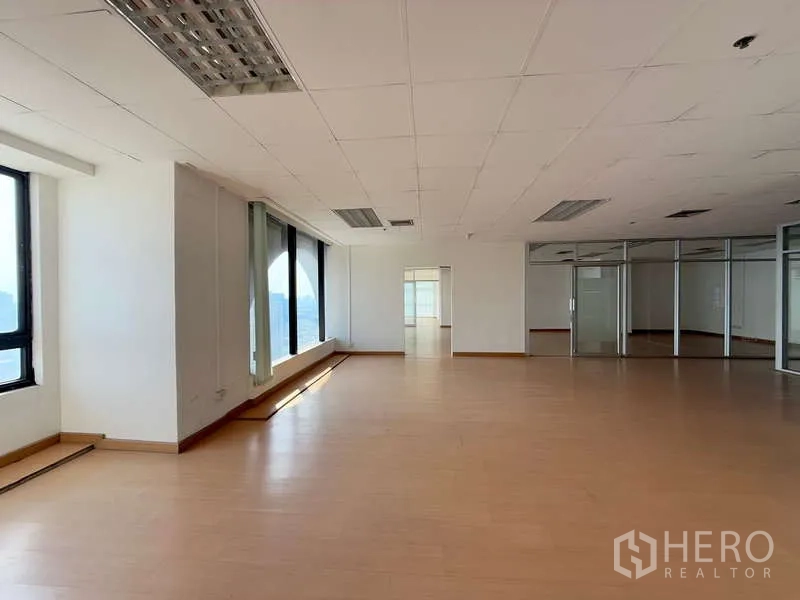 办公空间 出租在Chatuchak, Bangkok - 明亮开放式办公室，木质地板，大窗与玻璃隔间，位于乍都节。