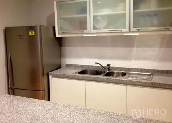 คอนโด ให้เช่าในKhlong Toei, Bangkok - มุมครัวพร้อมอ่างล้างจานคู่ ตู้เย็นสแตนเลส และตู้เก็บของจำนวนมาก