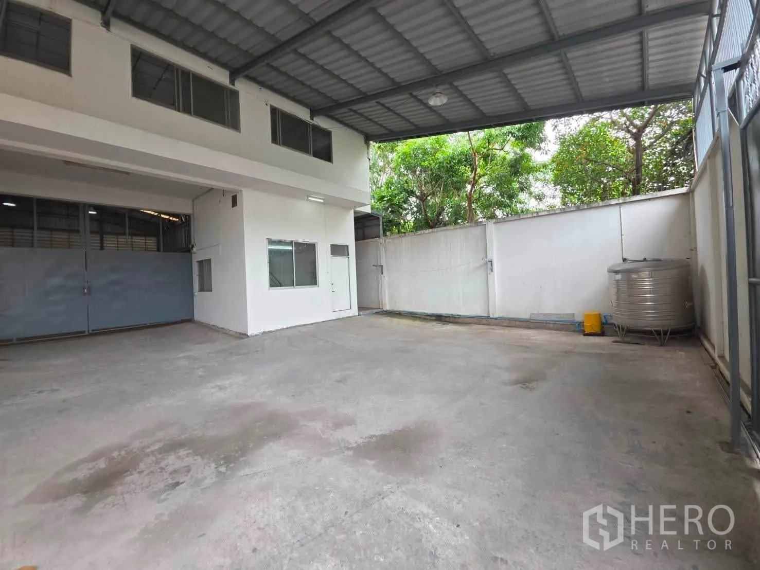 โกดัง for rent or sale in Phra Khanong, Bangkok - ลานเปิดโล่งมีรั้วล้อมและถังเก็บน้ำติดกับโกดัง