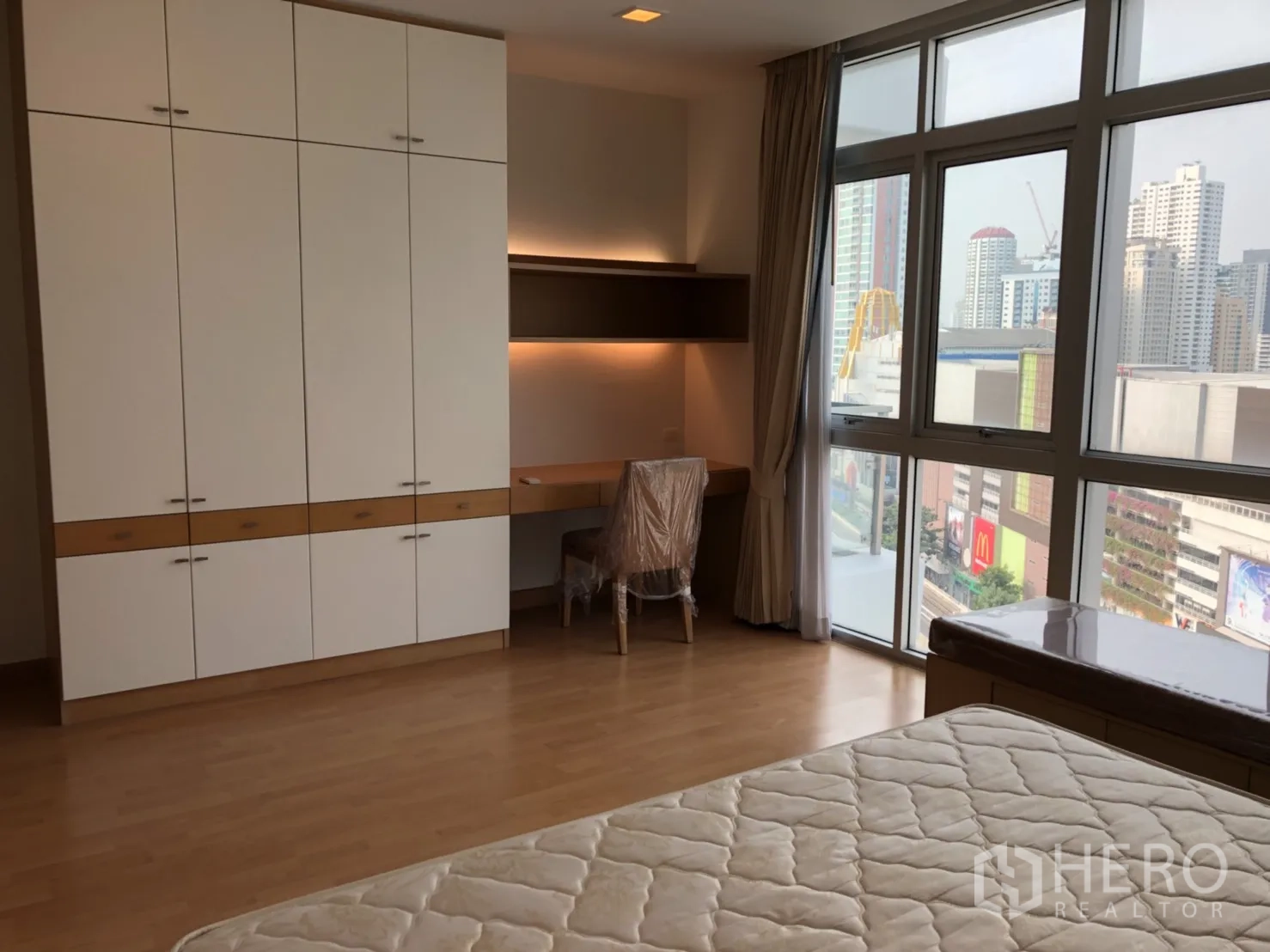 คอนโด ให้เช่าในKhlong Toei, Bangkok - มุมห้องนอนที่สอง ตู้เสื้อผ้าบิวท์อินและโต๊ะทำงานข้างหน้าต่างพาโนรามา