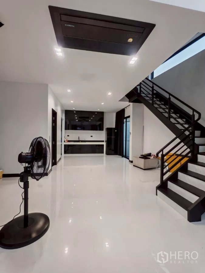 บ้าน ให้เช่าในWang Thonglang, Bangkok - ชั้นล่างแบบโอเพ่นสเปซ เห็นบันได ไฟฝังฝ้า และเคาน์เตอร์ครัว