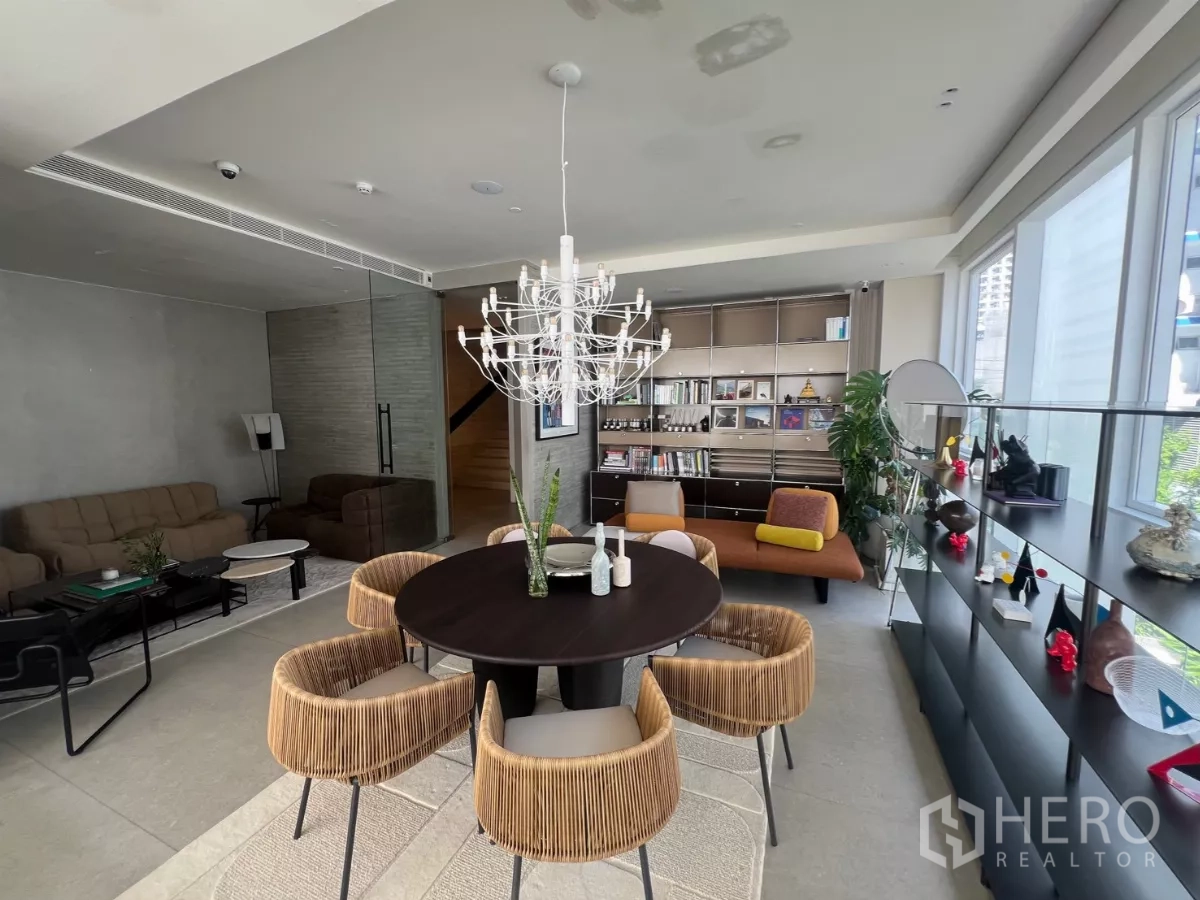 零售空间 出租 - 开放会客区，圆桌、吊灯与书架式陈列。