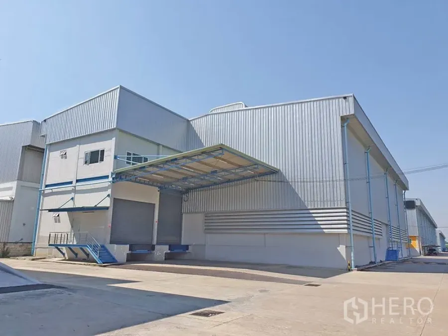 คลังสินค้า ให้เช่าในLat Krabang, Bangkok - ภายนอกโกดังผนังเมทัลชีทมีชายคาท่าขนถ่ายและถนนหน้ากว้าง ในย่านลาดกระบัง กรุงเทพฯ