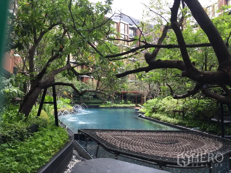 คอนโด ให้เช่าในWatthana, Bangkok - สระว่ายน้ำสไตล์รีสอร์ท โอบล้อมด้วยต้นไม้และสวนสวย