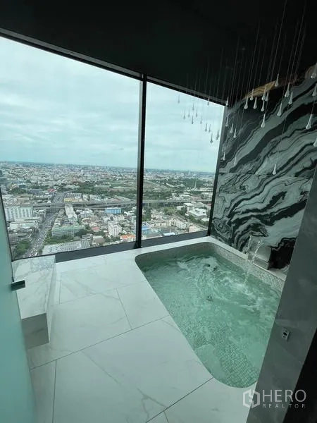 公寓 出租在Ratchathewi, Bangkok - 室内温泉式泡池，紧邻全景城市落地窗。