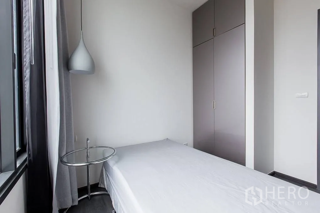 คอนโด ให้เช่าหรือขายในWatthana, Bangkok - ห้องนอนเล็กอบอุ่น ตู้เสื้อผ้าบิวท์อิน โคมแขวน และโต๊ะข้าง