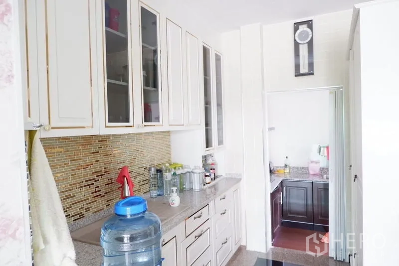 บ้าน ขายในSaphan Sung, Bangkok - ครัวสว่างตู้สีขาว ผนังกระเบื้องโมเสก และพื้นที่เตรียมอาหารแยก