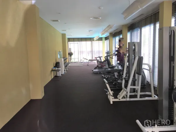 ทาวน์เฮาส์ ขายในSuan Luang, Bangkok - ห้องฟิตเนสของโครงการมีเครื่องคาดิโอและเวท พร้อมหน้าต่างกระจกเต็มบาน