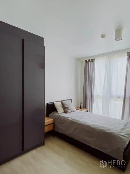 คอนโด ให้เช่าในPathum Wan, Bangkok - ห้องนอนที่สองมีเตียงเดี่ยว ตู้เสื้อผ้าขนาดใหญ่ และผ้าม่านโปร่ง