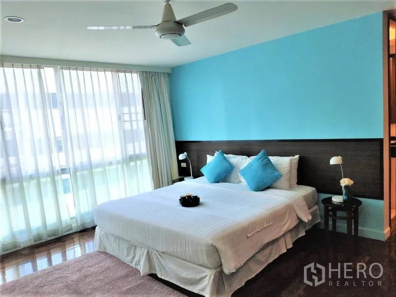 公寓 出租在Bang Rak, Bangkok - 蓝色特色墙卧室，落地窗与特大床，采光充足。