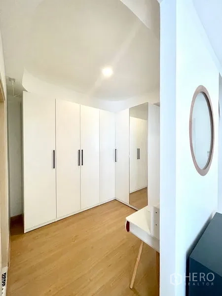 ทาวน์เฮาส์ ให้เช่าในKhlong Toei, Bangkok - โซนตู้เสื้อผ้าแบบวอล์กอิน ตู้สูงสีขาวพร้อมกระจก