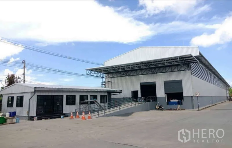 货栈 出租在Si Racha, Chon Buri - 仓库与办公楼全景，装卸坡道及宽阔混凝土场地