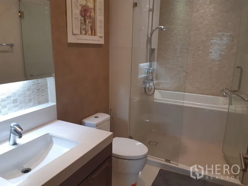 คอนโด ให้เช่าในKhlong Toei, Bangkok - ห้องน้ำโมเดิร์น มีอ่างอาบน้ำพร้อมฉากกระจก อ่างล้างหน้า และโถสุขภัณฑ์