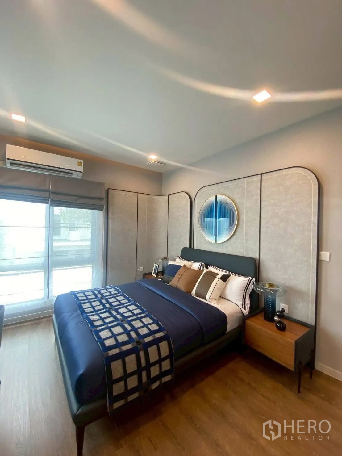 Detached House for rent in Bang Phli, Samut Prakan - Modern bedroom with double bed, wood flooring and large window with blinds.