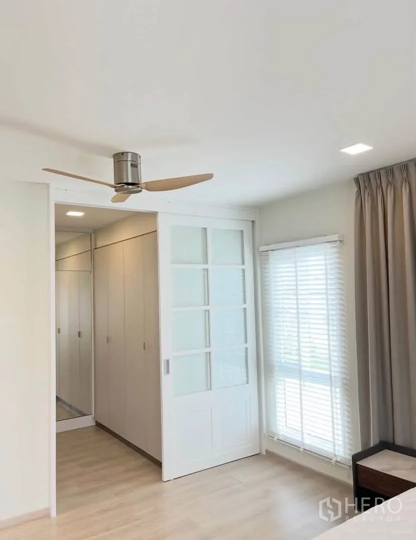 Detached House for rent in Bang Phli, Samut Prakan - Bedroom corner with sliding door to walk-in closet and ceiling fan.