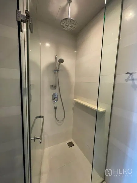 คอนโด ให้เช่าในKhlong Toei, Bangkok - ห้องอาบน้ำกระจกพร้อมฝักบัวเรนชาวเวอร์และฝักบัวมือถือ