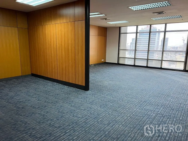 办公空间 出租 - 开放式办公区，落地窗与城市景观，旁有木质隔断。