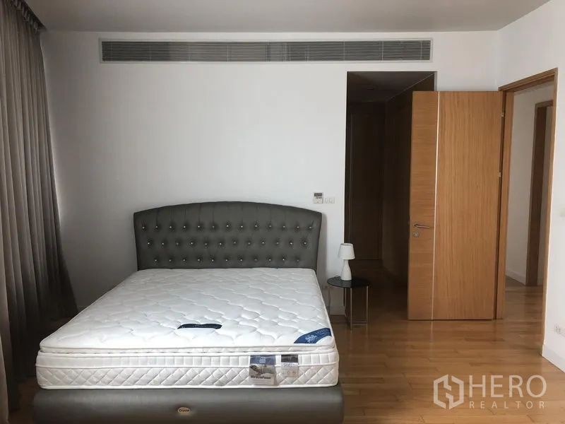 คอนโด ให้เช่าในKhlong Toei, Bangkok - ห้องนอนใหญ่กว้าง หัวเตียงบุผ้า โต๊ะข้าง และพื้นไม้