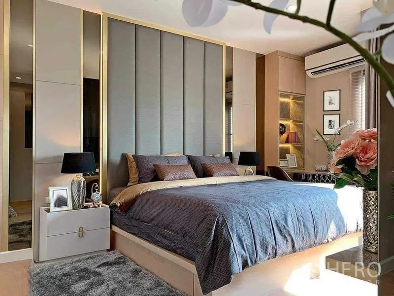 联排别墅 出售在Mueang Nonthaburi, Nonthaburi - 宽敞主卧，大床、氛围灯光与大窗户