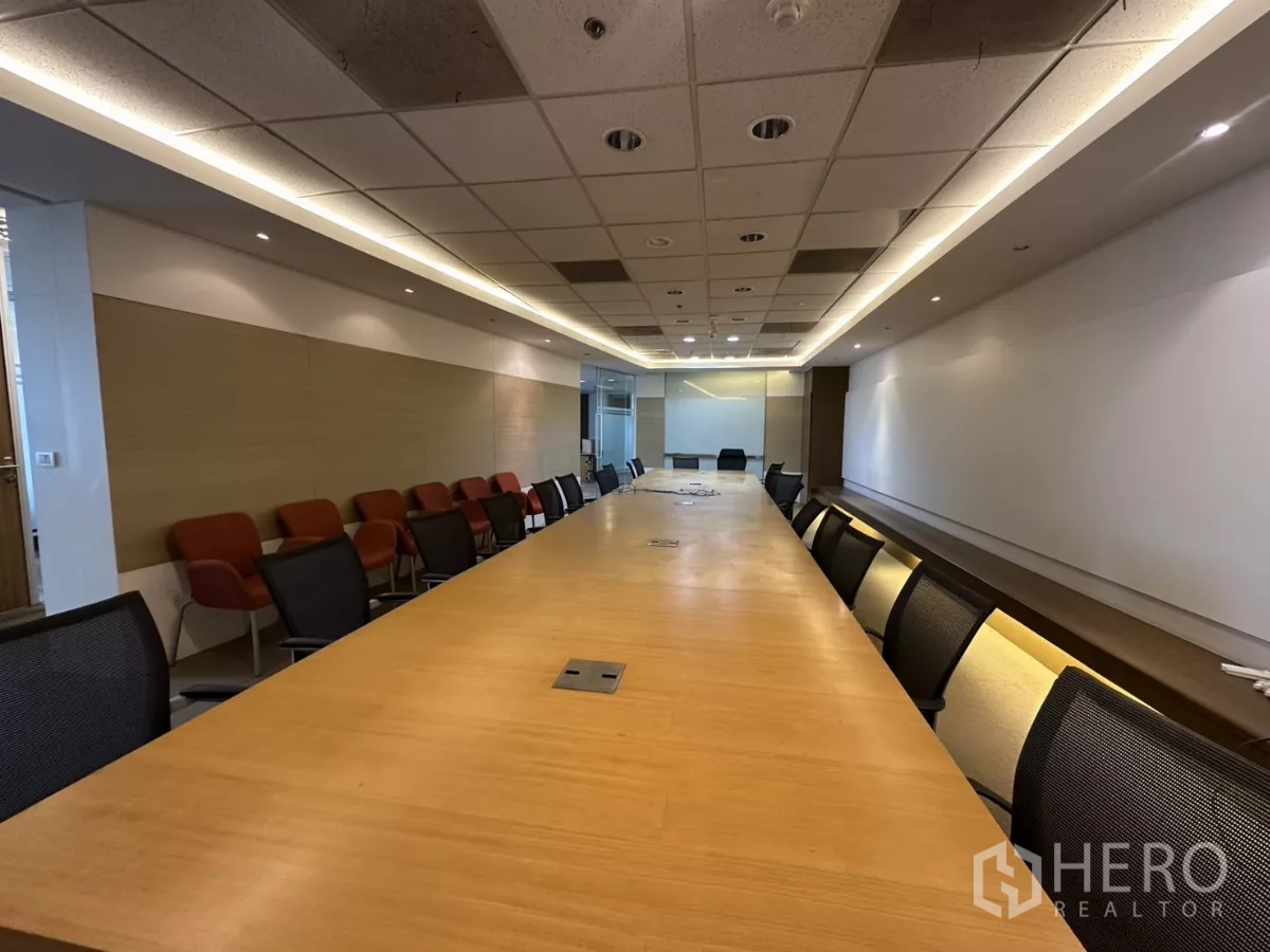 สำนักงาน ให้เช่าในWatthana, Bangkok - มุมมองปลายห้องประชุม เห็นช่องปลั๊กบนโต๊ะและที่นั่งรับรองริมผนัง