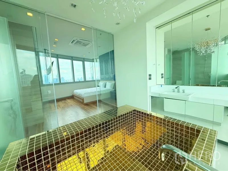 คอนโด ให้เช่าหรือขายในKhlong Toei, Bangkok - อ่างโมเสกสีทอง เปิดเชื่อมห้องนอนผ่านผนังกระจก พร้อมอ่างล้างหน้าแบบคู่