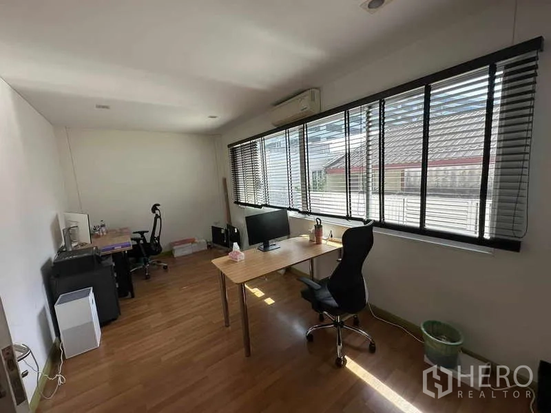 สำนักงานที่บ้าน ให้เช่าในChatuchak, Bangkok - ห้องทำงานชั้นบน หน้าต่างยาวพร้อมมู่ลี่ โต๊ะและเก้าอี้ทำงาน
