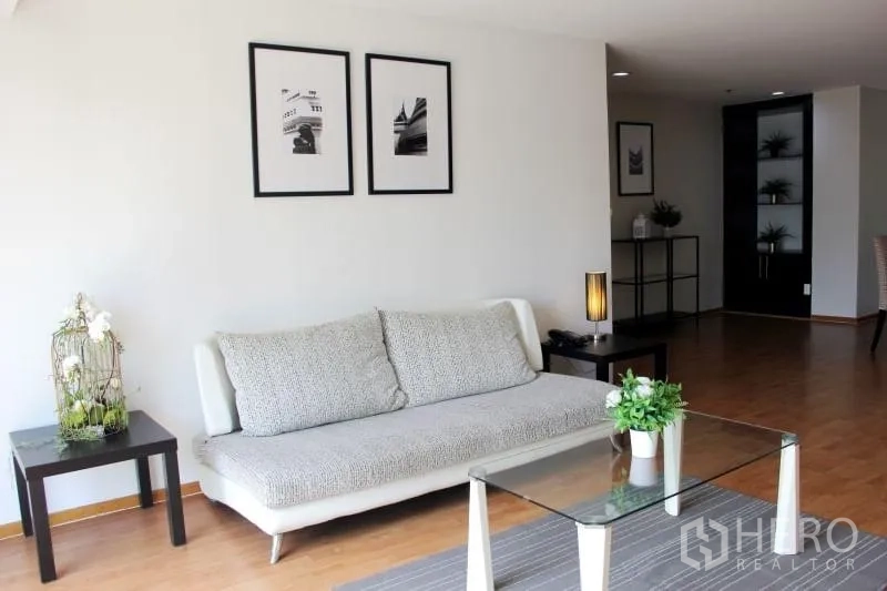 คอนโด ให้เช่าในKhlong Toei, Bangkok - ห้องนั่งเล่นสว่าง โซฟา โต๊ะกลางกระจก กรอบภาพ และพื้นไม้