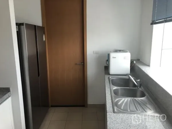 คอนโด ให้เช่าในKhlong Toei, Bangkok - ส่วนครัวพร้อมอ่างล้างจานสแตนเลสดับเบิล หน้าต่างติดบลายด์ และตู้เย็นขนาดใหญ่