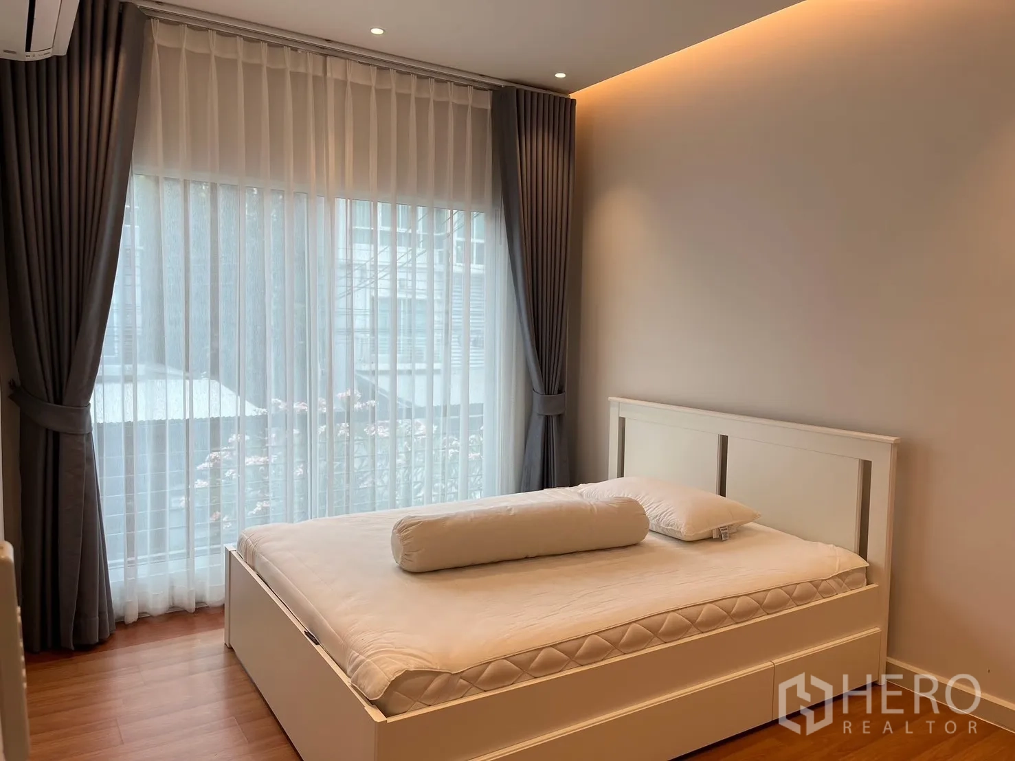 ทาวน์เฮาส์ ให้เช่าในPrawet, Bangkok - ห้องนอนสว่าง หน้าต่างสูงเต็มบาน เตียงและผ้าม่านทึบ