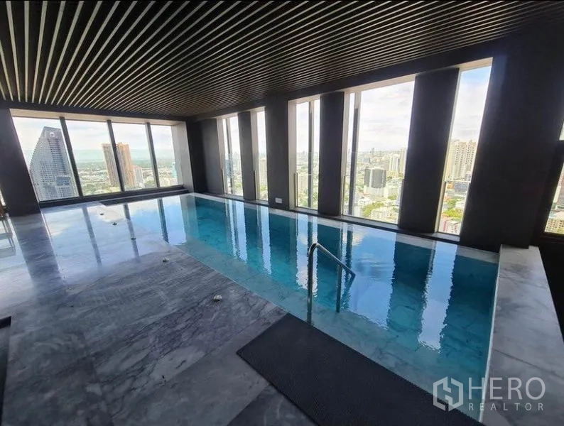 公寓 出租在Khlong Toei, Bangkok - 室内空中泳池，落地窗环绕的广阔城市景观。